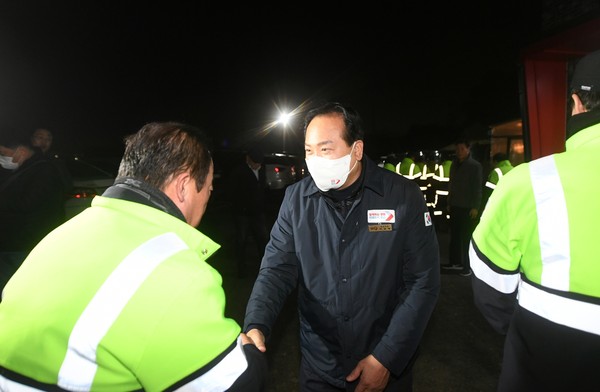 ▲ 이권재 오산시장, 관내 생활폐기물 수집·운반 대행업체 방문해 환경미화원들과 인사하는 모습.