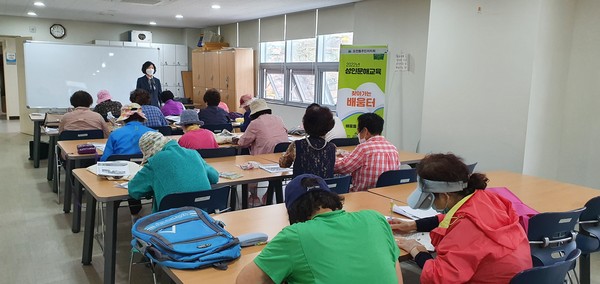 ▲ 성인문해교육 찾아가는 배움터 교육사진.