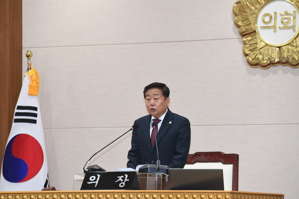 ▲ 윤창철 의장이 2023년 새해 첫 임시회에서 ‘개회사’를 발표하고 있다.