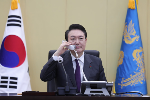 ▲ 윤석열 대통령이 계묘년 새해 첫날인 1일 서울 용산 대통령실 청사에서 군 대비태세 보고를 받고 있다. /뉴시스