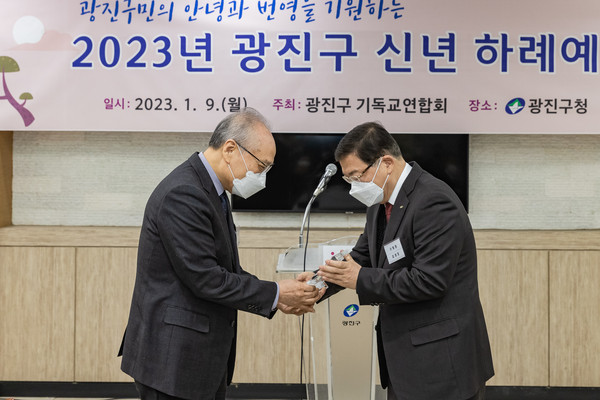 ▲ 감사패 증정 모습.