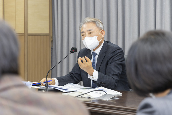 ▲ 2023년도 주요업무보고회 주재하는 윤환 계양구청장.
