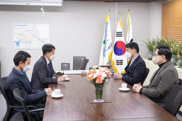 ▲ 박봉규 LH 인천지역본부장 등 관계자 만난 강범석 서구청장.