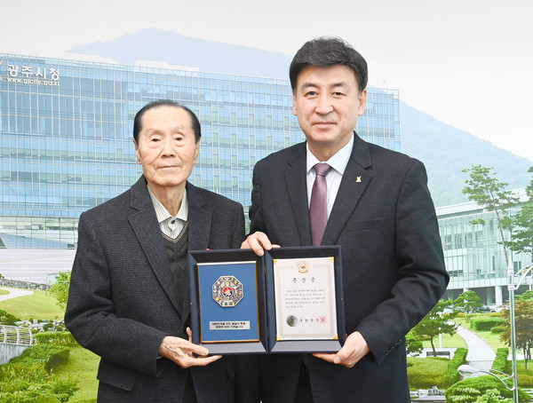▲ 방세환 광주시장(오른쪽), 6‧25 참전용사 무공훈장 전수 후 기념사진 촬영.