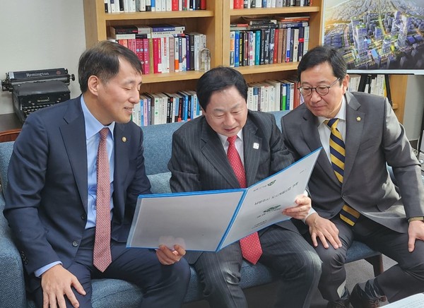 ▲ 주광덕 남양주시장(가운데), 왕숙도시첨단산단 반도체 특화단지 유치 논의 중인 모습.