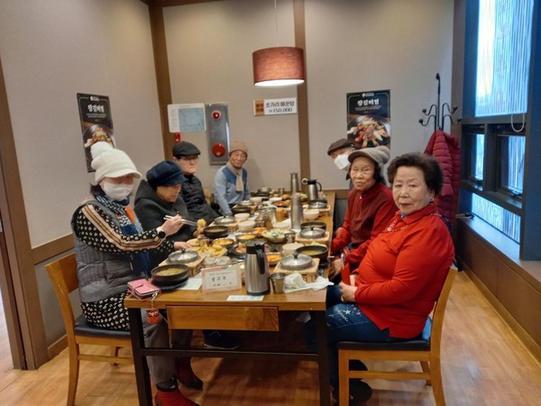 ▲ 부평구노인복지관 마음 보듬이 자조모임 개최 기념사진.
