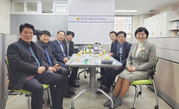 ▲ 문형근.김성수.이채명.장민수 의원, 안양시부시장과의 정담회 실시 모습.