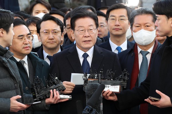 ▲ ‘성남FC 후원금’ 의혹을 받고 있는 이재명 더불어민주당 대표가 10일 경기도 성남시 수원지방검찰청 성남지청으로 출석하기 앞서 입장을 밝히고 있다. /뉴시스