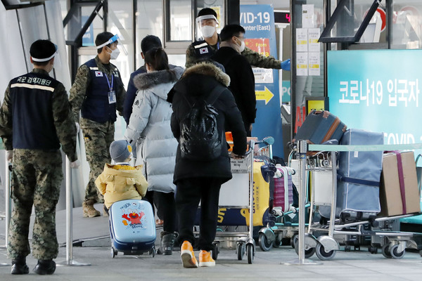 ▲ 인천국제공항에서 국군검역지원단이 중국 지난에서 도착한 입국자들에게 PCR 검사 안내를 하는 모습. /뉴시스