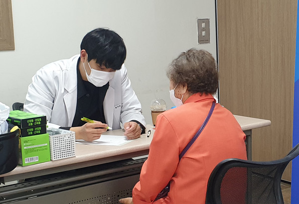▲ 경기도의료원 수원병원, 무료이동진료 중인 모습.