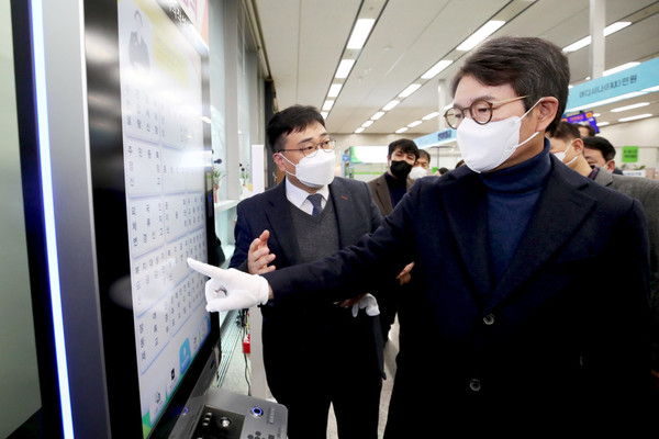 ▲ ‘스마트 민원서식 작성시스템’ 개통식에서 무인단말기를 조작해보는 정원오 성동구청장.