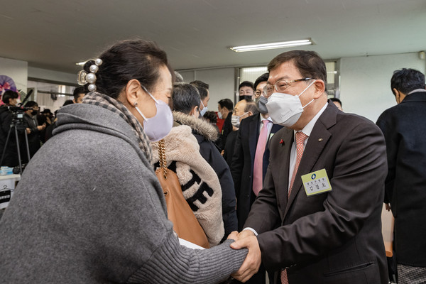 ▲ 신년인사회 전 구민 리시빙을 하고 있는 김경호 광진구청장.