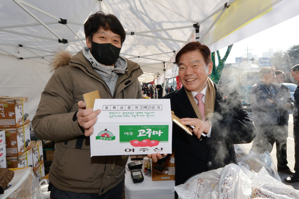 ▲ 동대문구 설맞이 직거래 장터에서 여주군 고구마를 구매한 이필형 동대문구청장.