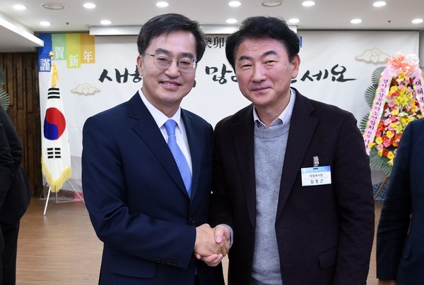 ▲ 김동근 의정부시장(오른쪽), 경기북부상공회의소 신년인사회 참석해 김동연 도지사와 기념사진 촬영.