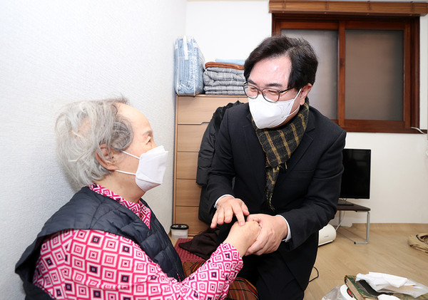 ▲ 박일하 동작구청장이 지난해 12월 30일 집중호우로 침수된 신대방동 반지하 주택을 방문해 어르신의 건강을 기원하고 애로사항 등을 듣고 있다.
