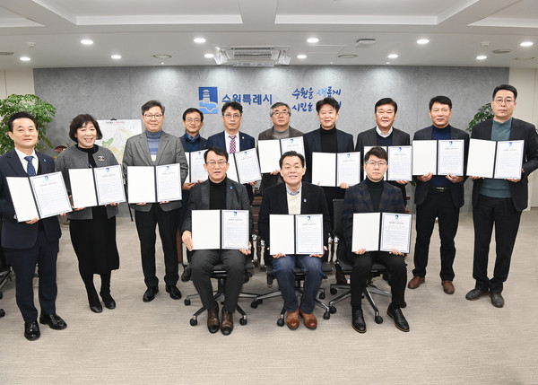 ▲ 이재준 수원시장(첫번째줄 가운데), 청렴행정 실천 서약 후 기념사진 촬영.