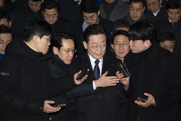 ▲ 취재진 앞에서 입장 발표 후 떠나는 이재명. /뉴시스