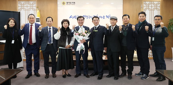 ▲ 염종현 의장, 10일 '바르게살기운동 경기도협의회' 임원진 접견 단체사진.