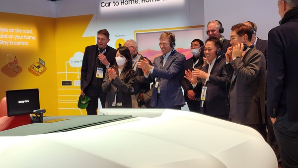 ▲ 올리버 집세 BMW 회장이 5일 미국 라스베이거스 컨벤션센터에서 개최된 세계 최대 IT·가전 전시회 CES2023에서 삼성전자와 하만의 협업 기술을 보고 박수를 보내고 있다. /뉴시스