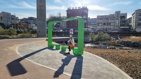 ▲ 용인특례시가 신갈천 1km 구간에 쉼터를 조성했다.