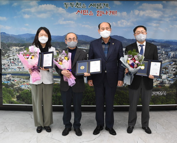 ▲ 동두천시, 코로나19 대응 유공자 도지사 표창 전수식 개최 기념사진 촬영.