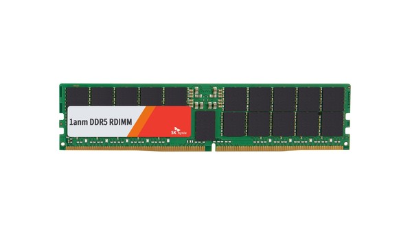 ▲ SK하이닉스가 세계 최초로 인텔로부터 인증을 획득한 10나노급 4세대 서버 D램 DDR5.
