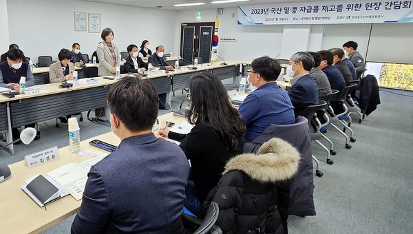 ▲ 한국농수산식품유통공사 국산 밀·콩 자급률 제고 위한 현장 간담회 진행중인 모습.