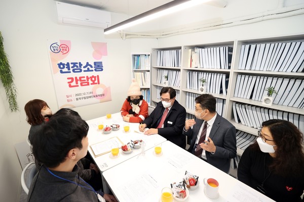 ▲ 박일하 동작구청장이 지난해 12월 7일 서울 동작구립장애인보호작업장과 함께하는 현장소통 회의를 진행하는 모습.