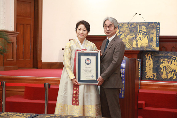 ▲ 혜화 이순자 작가 한국기록원 김덕은 원장에게 인증서를 받고 있다.