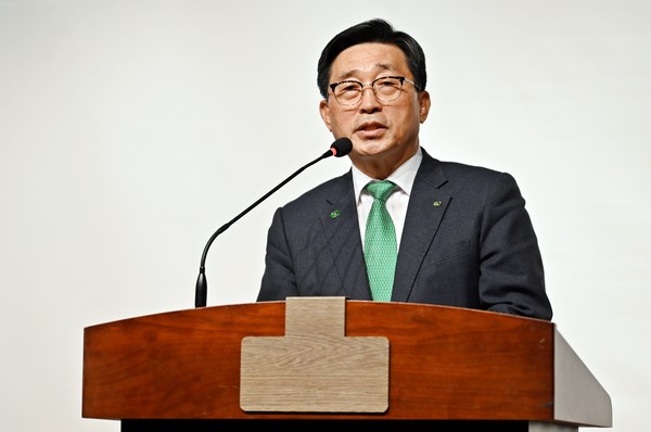 ▲ 김춘진 한국농수산식품유통공사 사장, 2023년 퇴직 임직원 초청 신년 인사회 개최 참석해 인사말 전하는 모습.