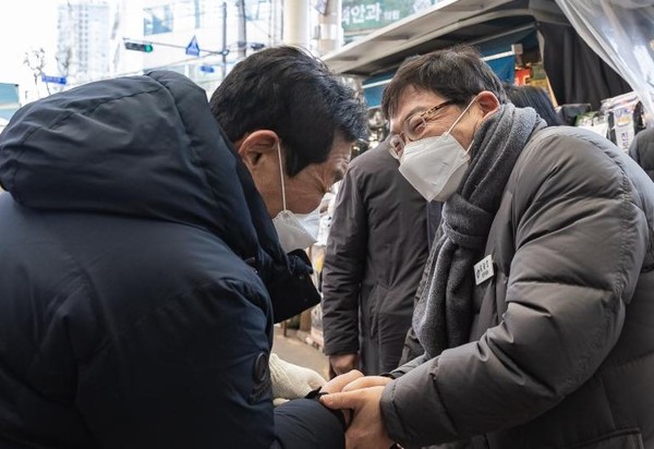 ▲ 노룬산·영동교시장에 방문한 김경호 광진구청장.