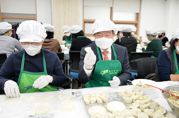 ▲ 이필형 동대문구청장(사진 오른쪽 두 번째)이 봉사자들과 함께 만두를 빚고 있다.