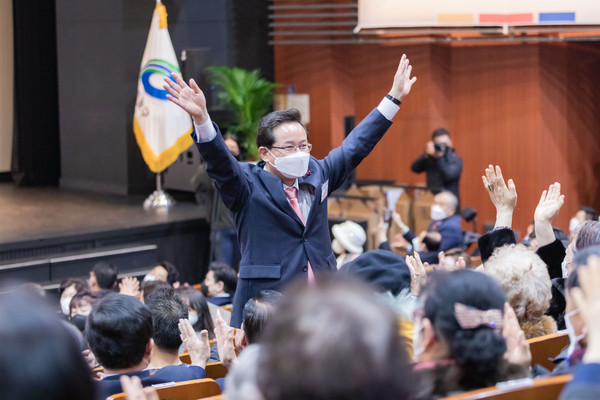 ▲ 신년인사회에서 구민들에게 인사하는 모습.