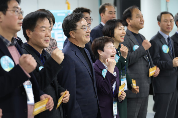 ▲ 김동연 경기도지사(왼쪽에서 세번째), TED 과장급 워크숍 참석.