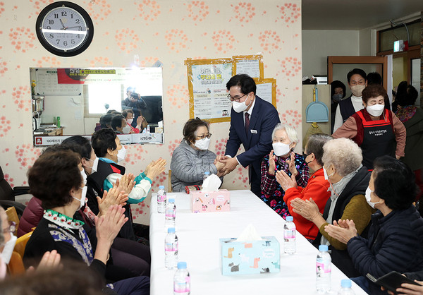 ▲ 동작구는 설 명절을 맞아 오는 18~20일 소외된 이웃 없이 구민 모두가 따뜻하고 풍성하게 보낼 수 있도록 ‘사회복지관 설맞이 위문행사’를 추진한다.