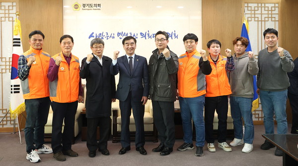 ▲ 전국소방안전공무원노조 접견 기념촬영하는 염종현 의장(왼쪽 네번째).