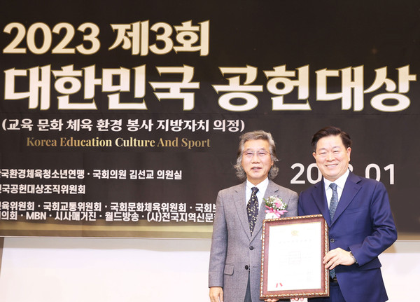 ▲ 박승원 광명시장(오른쪽) ‘2023 대한민국 공헌대상’ 참석해 지방자치대상 수상 기념사진 촬영.