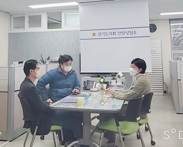 ▲ 안양 신촌동 외곽순환도로 하부 교통신호 민원 관련 논의 모습.