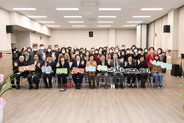 ▲ 녹양종합사회복지관 후원자 감사의 밤 참석한 의원들 기념촬영.