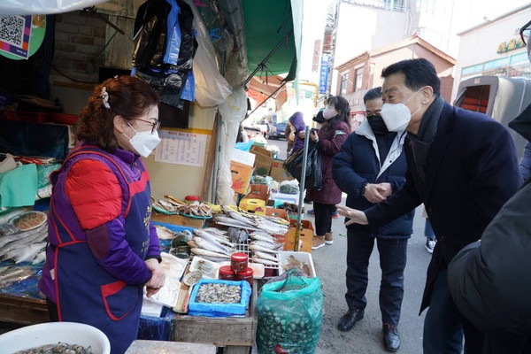 ▲ 이승로 성북구청장(우측)이 지난 설 명절 전통시장 상인을 찾아 인사를 전하고 있다.