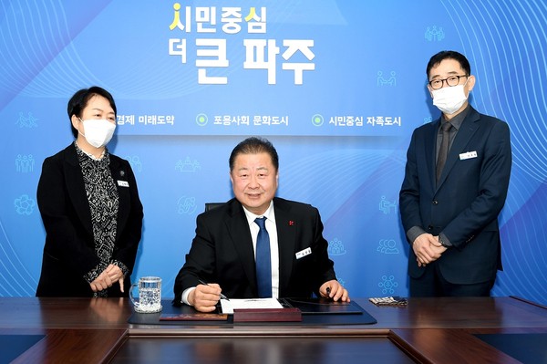 ▲ 김경일 파주시장(가운데), 성매매 집결지 관련 결재하는 모습.