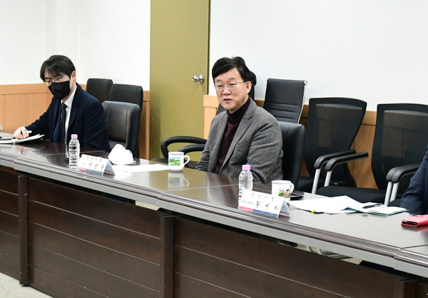 ▲ 이민근 안산시장, 고용노동부 안산지청 방문해 한국와티퍼 노사갈등 적극 중재 요청중인 모습.