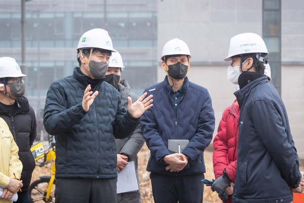 ▲ 강범석 서구청장, 중대재해예방 위한 공사 현장점검 모습.