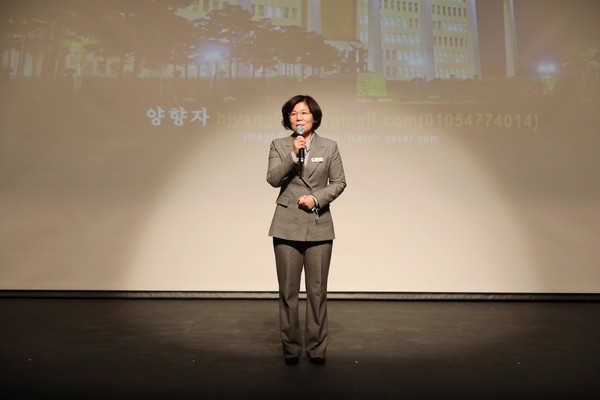 ▲ 김보라 안성시장, 반도체산업 육성 및 유치 특별강연 참석해 인사말 전하는 모습.