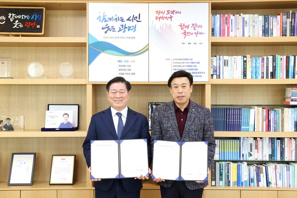 ▲ 박승원 광명시장(왼쪽), 아이조아 붕붕카 운영 협약 체결 기념사진 촬영.