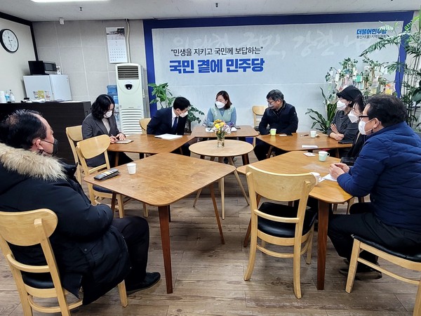 ▲ 전자영 경기도의원, 구갈동 안마을 주민과 공영주차장 현안 논의 모습.