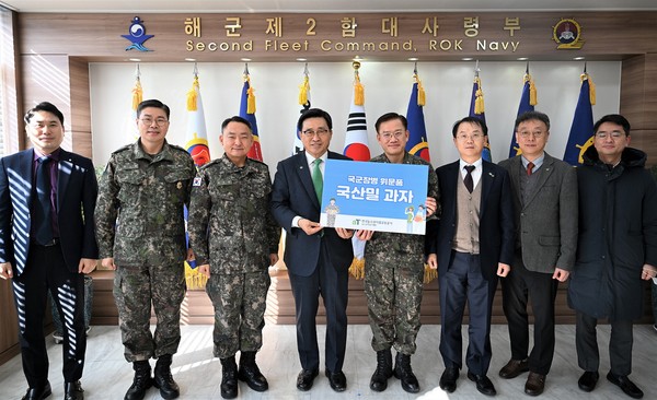 ▲ 한국농수산식품유통공사 김춘진 사장, 해군 제2함대사령부 방문 기념사진 촬영.