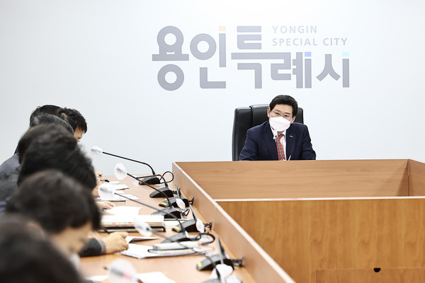 ▲ 이상일 용인특례시장이 1월 16일 간부공무원 회의를 주재하고 있다.