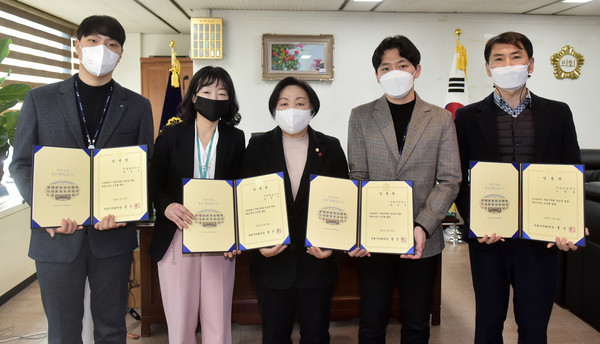 ▲ 부평구의회, 2023년 첫 임용장 교부식 개최 모습.