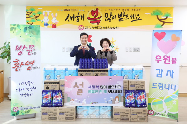 ▲ 김성제 의왕시장(왼쪽), 건강누리노인요양원 방문해 위문품 전달하고 기념사진 촬영.